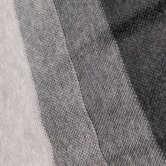 New Tommy Hilfiger v neck gradiant sweater XL - Picture 4 of 7